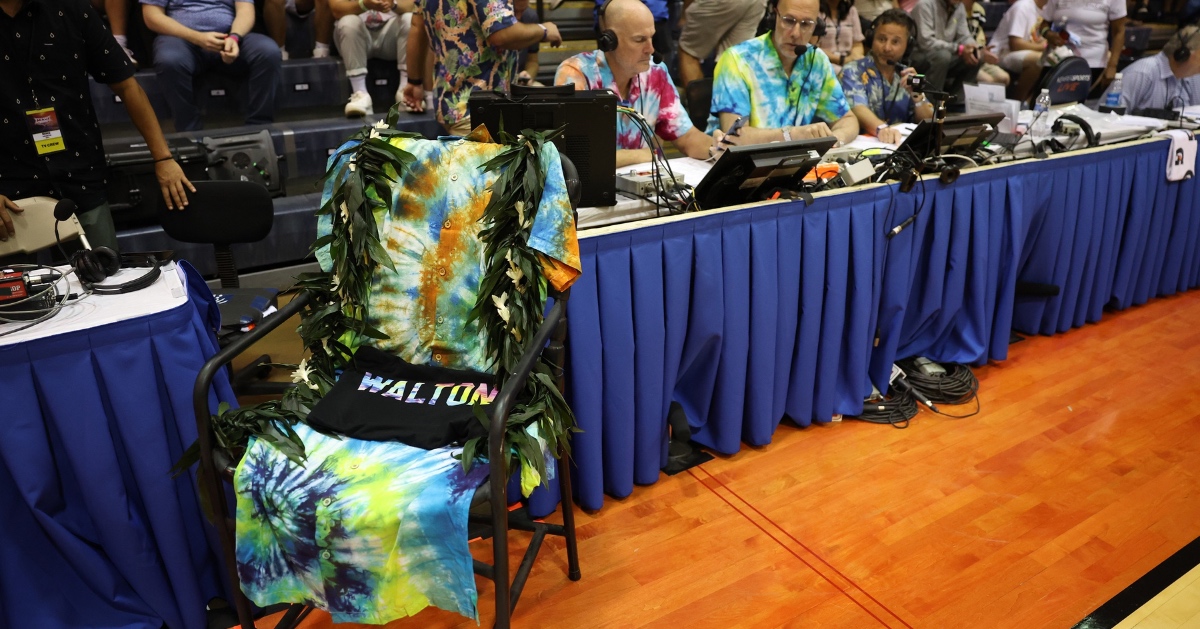 Maui Invitational honors Bill Walton with touching courtside tribute - On3