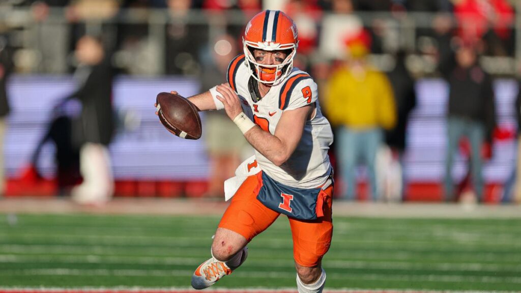 Illinois quarterback Luke Altmyer