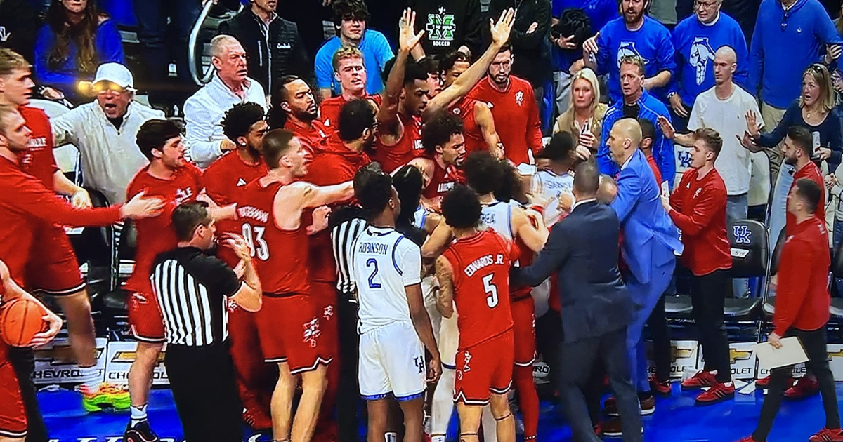 FIGHT! Louisville and Kentucky get into a Scuffle at Rupp Arena