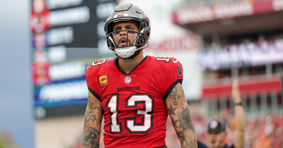 Mike Evans injury update: Buccaneers WR heads to sidelines after being shaken up on deep ball