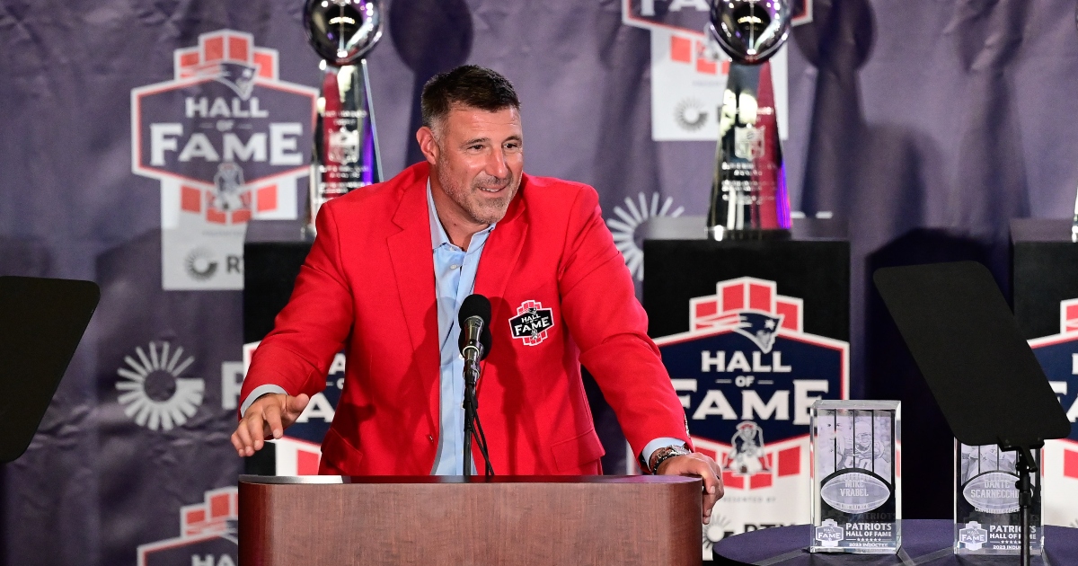 Rob Gronkowski reacts to Patriots hiring Mike Vrabel, calls for Josh McDaniels as offensive coordinator