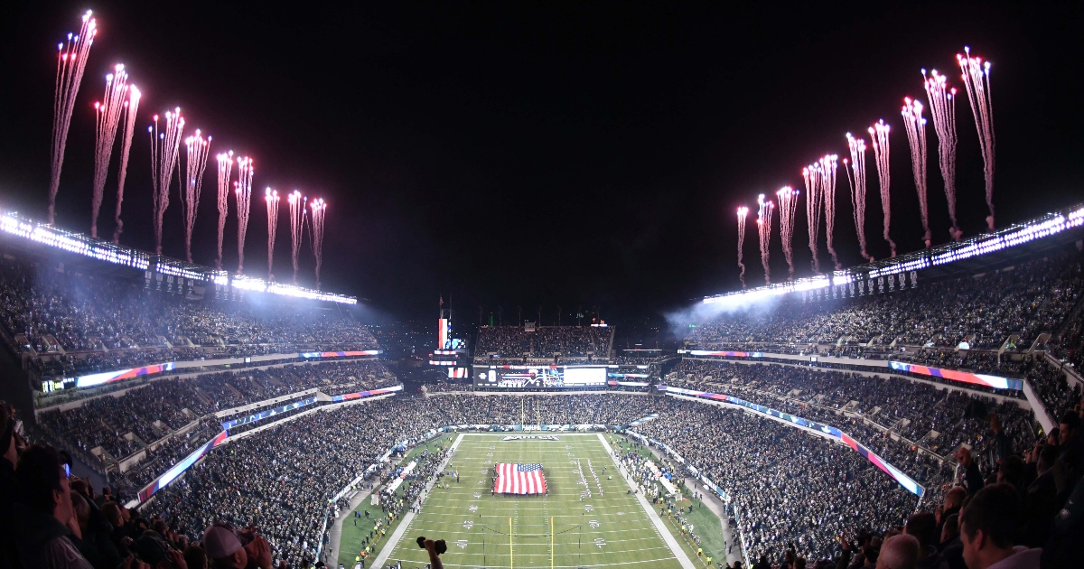 Eagles vs. Packers: Vanya Sax saxophone solo, live Eagle flyover combine for epic national anthem