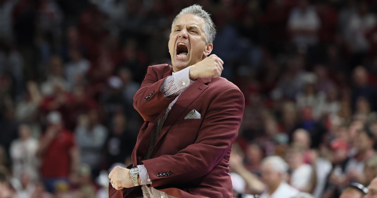 Kentucky fan boos John Calipari exiting plane ahead of Rupp Arena return