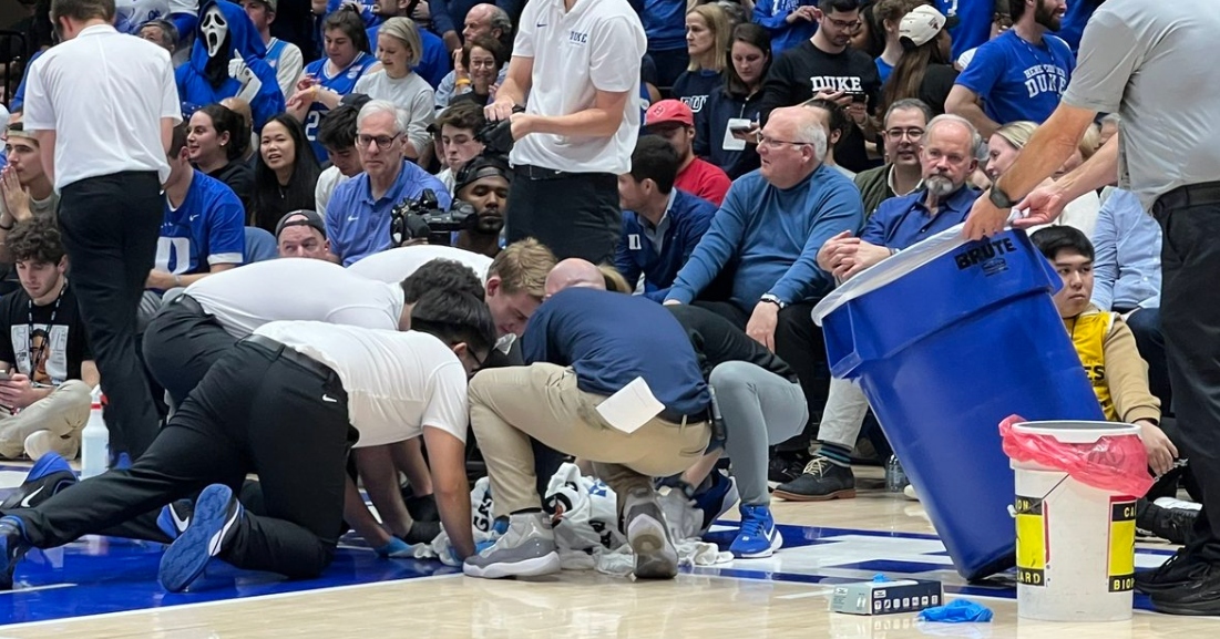 WATCH: Khaman Maluach pukes on floor, leaves to locker room as game pauses