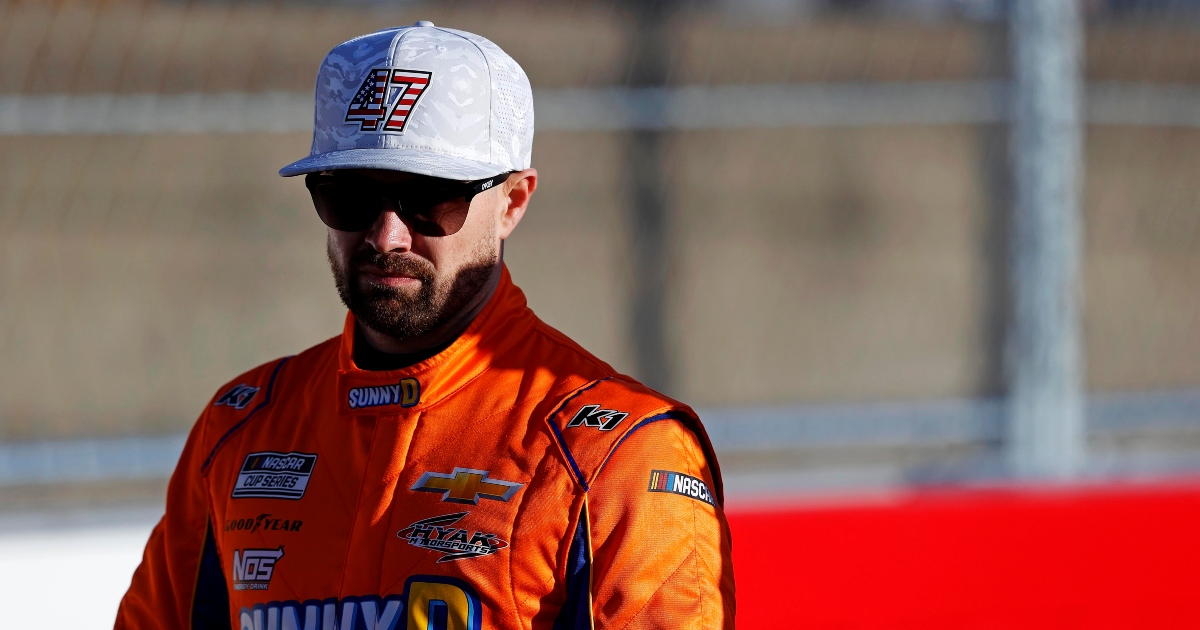 Legendary photo shows Clash fans flip off Ricky Stenhouse Jr. after wrecking Burt Myers