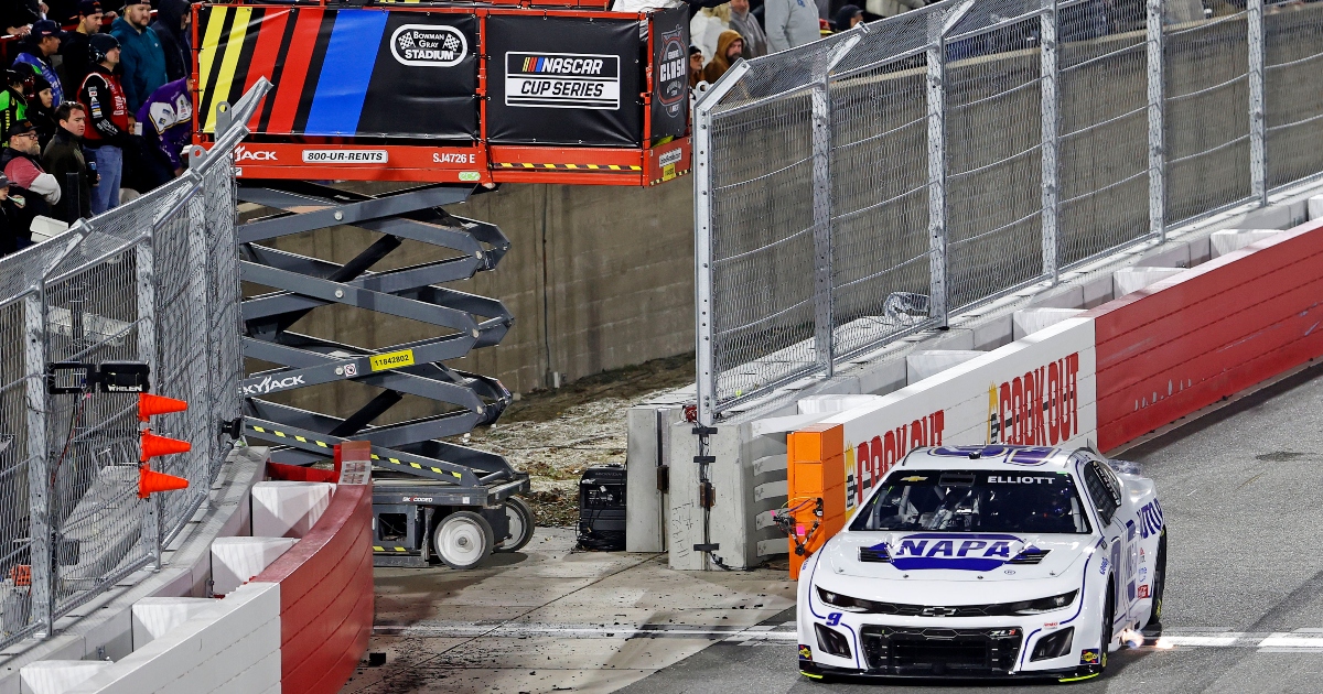 Chase Elliott holds off Ryan Blaney, dominates Cook Out Clash at Bowman Gray Stadium