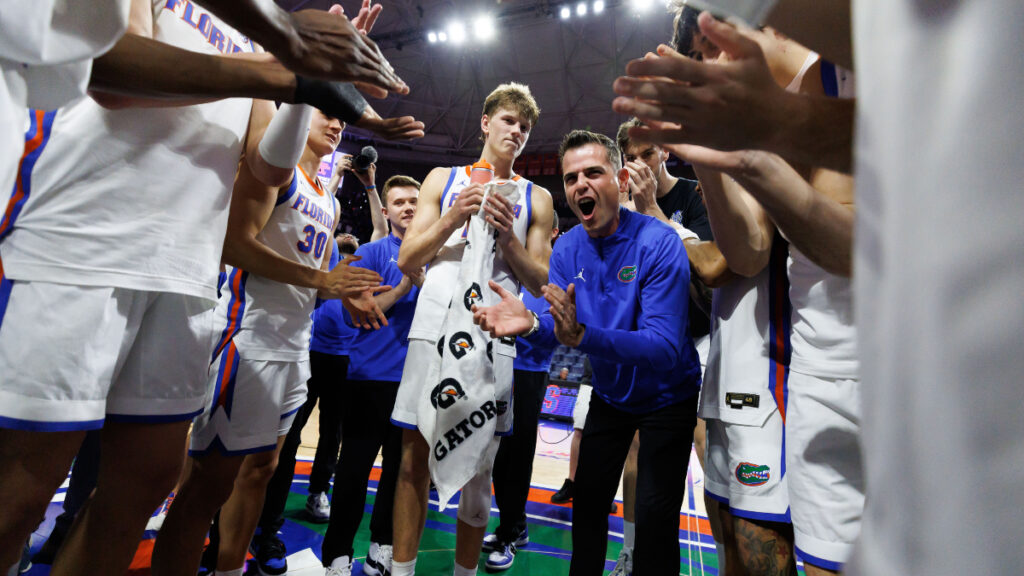 Florida Gators head coach Todd Golden in a huddle with his players after a game against the Oklahoma Sooners at Exactech Arena at the Stephen C. O'Connell Center. (Matt Pendleton-Imagn Images)