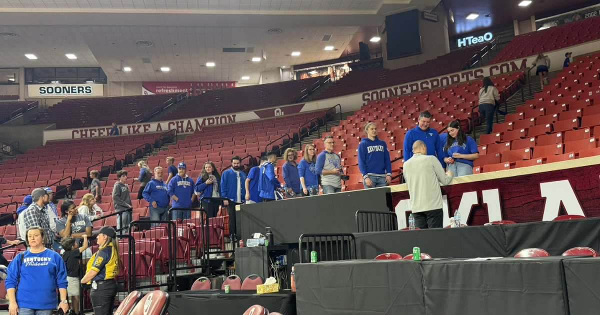 Mark Pope greeted over a hundred fans after Kentucky beat Oklahoma - On3