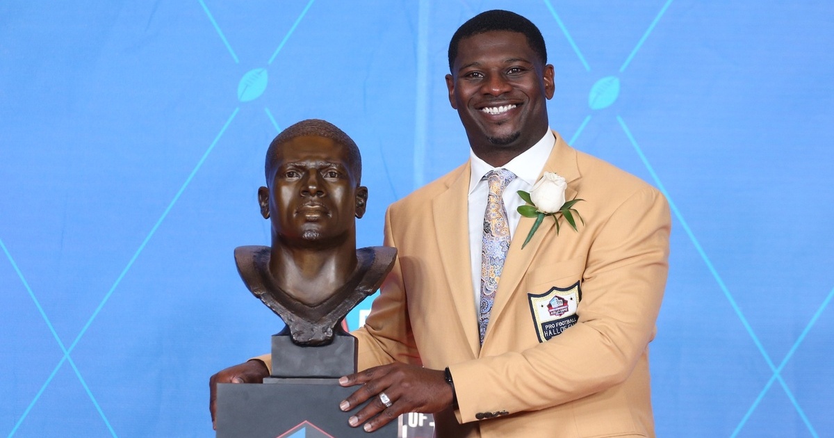 Pro Football Hall of Famer LaDainian Tomlinson joins Texas high school football team's coaching staff