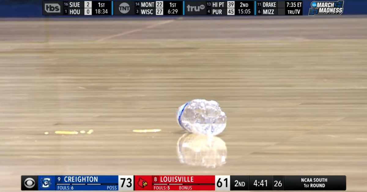 Fans throw trash after Pat Kelsey technical foul, cause delay in Louisville vs. Creighton