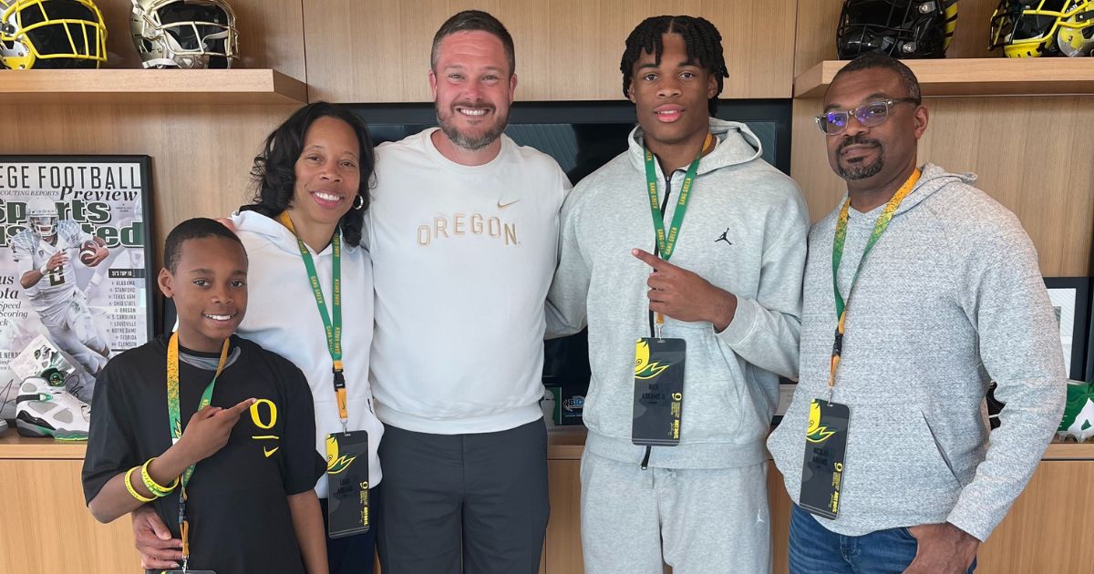 Dan Lanning and Oregon Battling Georgia for Priority Targets in 2026 Class