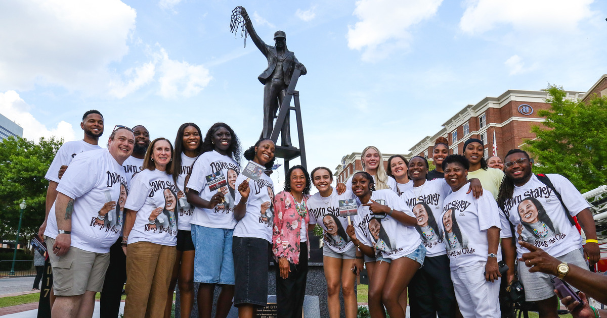 South Carolina women's basketball: City of Columbia unveils statue of Dawn Staley