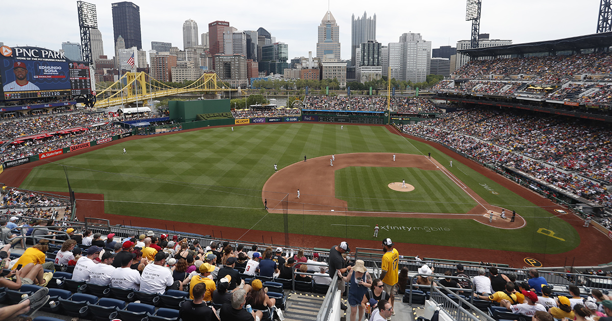 Fan stretchered off after scary fall over outfield wall during Cubs vs. Pirates