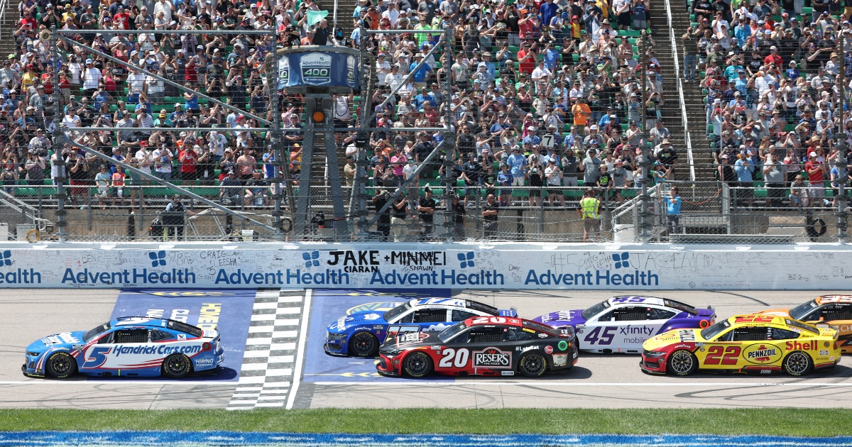Kyle Larson sets NASCAR record in dominant win at Kansas Speedway