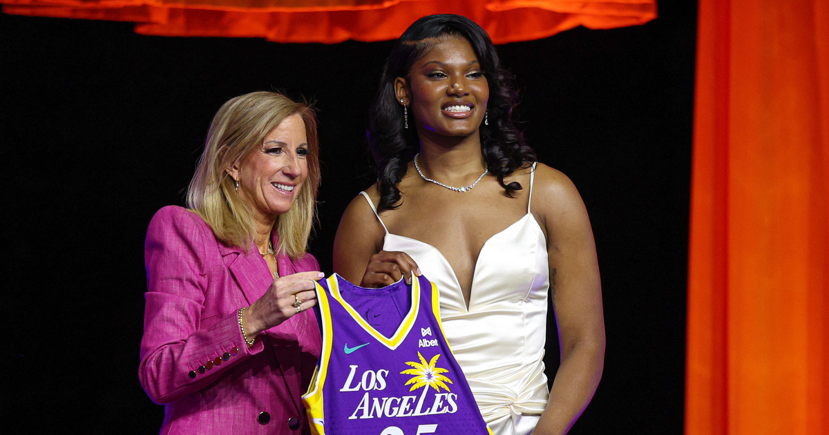 South Carolina women's basketball: Watch Sania Feagin find out she made the Sparks' opening day roster