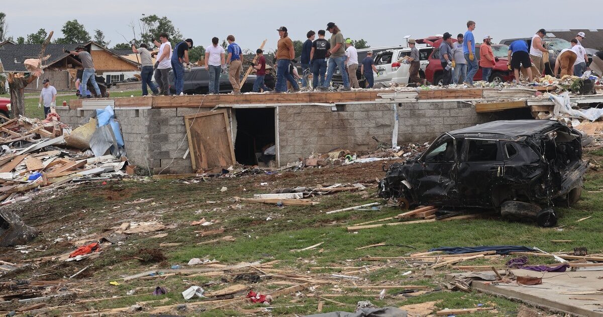 Kentucky high school football team helps in post-tornado cleanup