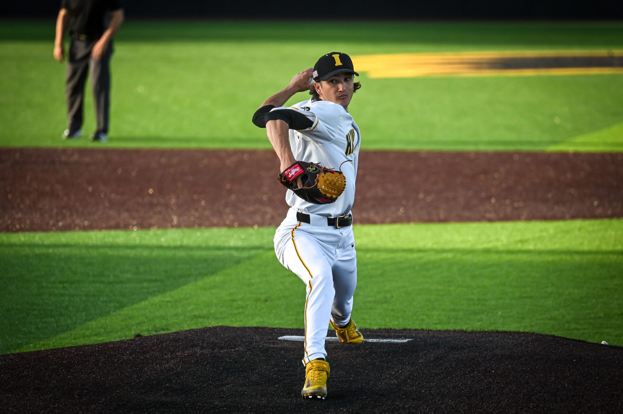 Hawkeyes hang on against Rutgers, clinch a semifinal spot at the Big Ten Tournament