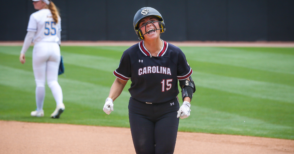 Down to final out, UCLA wins on walk-off homer to force Game 3 with South Carolina