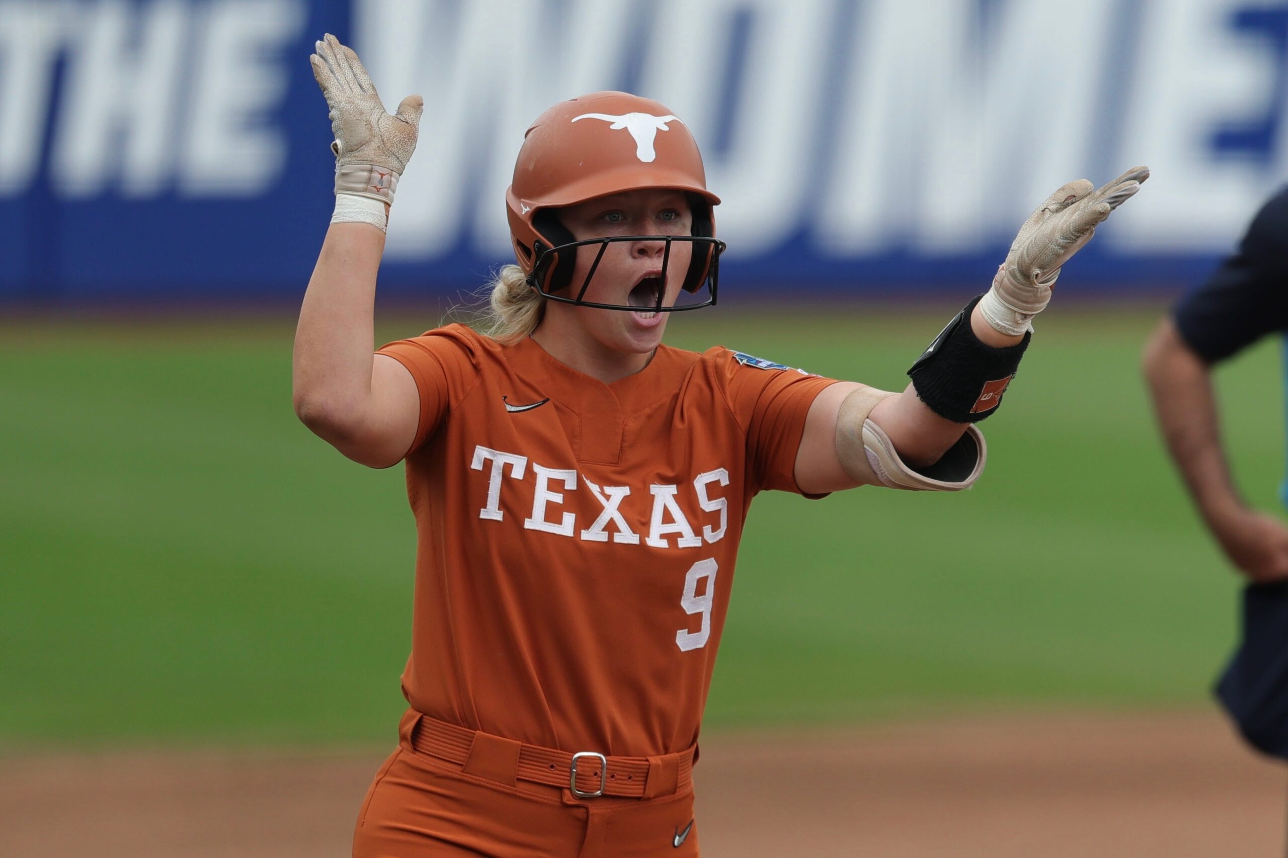 Mitchell, Kavan lift Texas to opening WCWS win over Florida