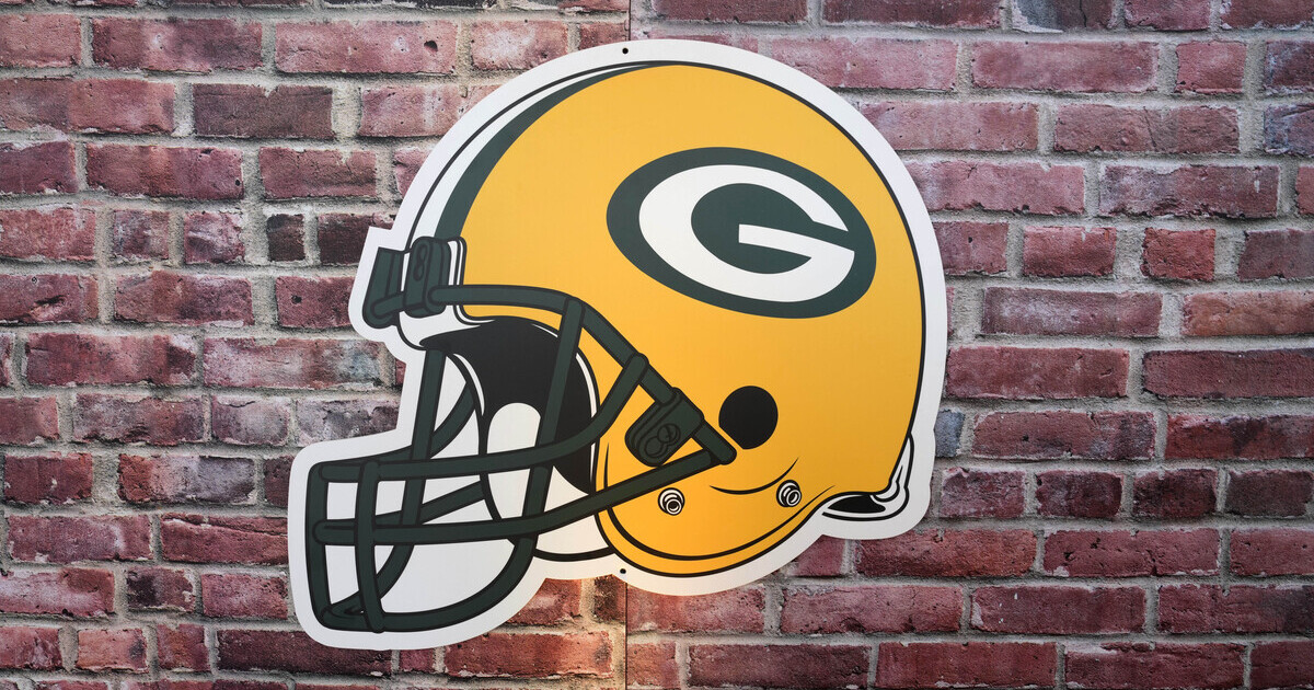Green Bay Packers donate helmets to 10 Wisconsin high school football teams
