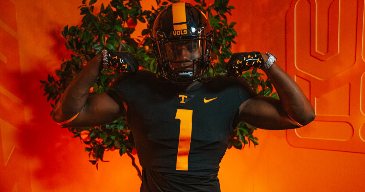 Tennessee impresses DL Darryl Rivers