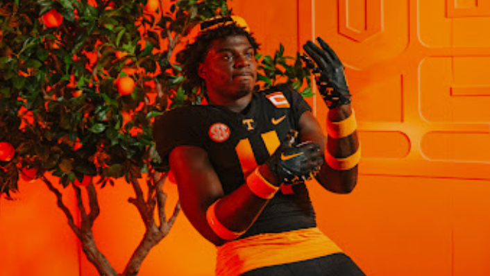 4-star LB TJ White takes you inside how he committed to Tennessee and Josh Heupel on the basketball court