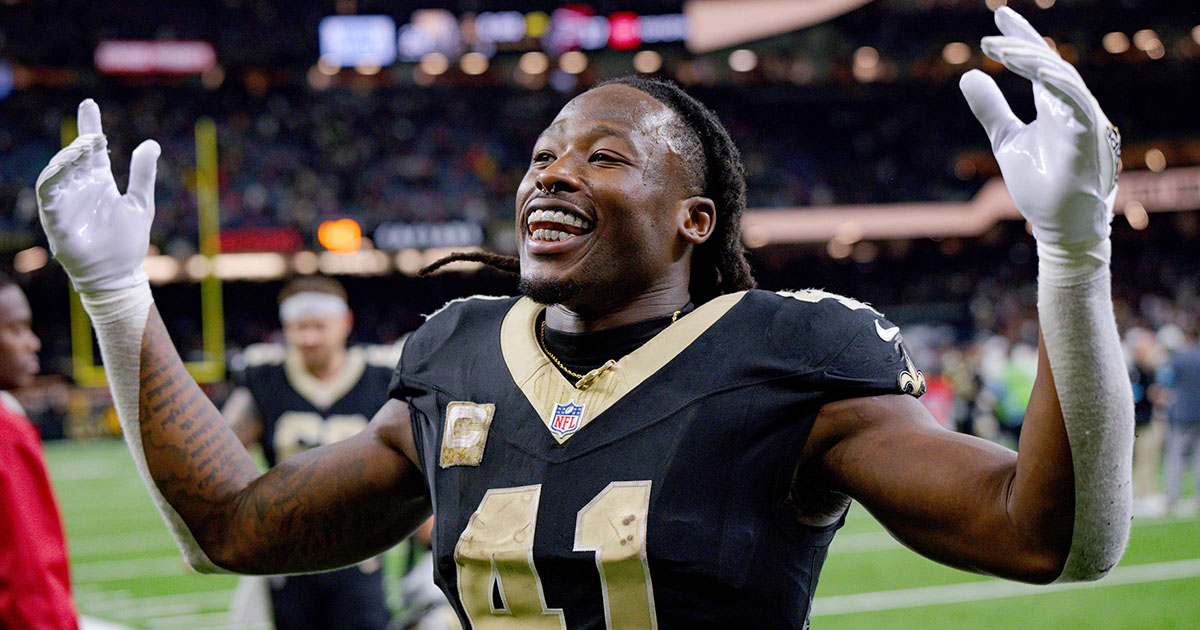 WATCH: Alvin Kamara hilariously botches first pitch at Cubs game, asks for redo