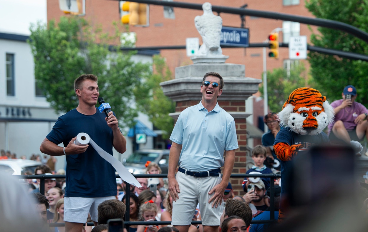 Eli Manning, Bo Nix help Auburn set Guinness World Record at Toomer's Corner