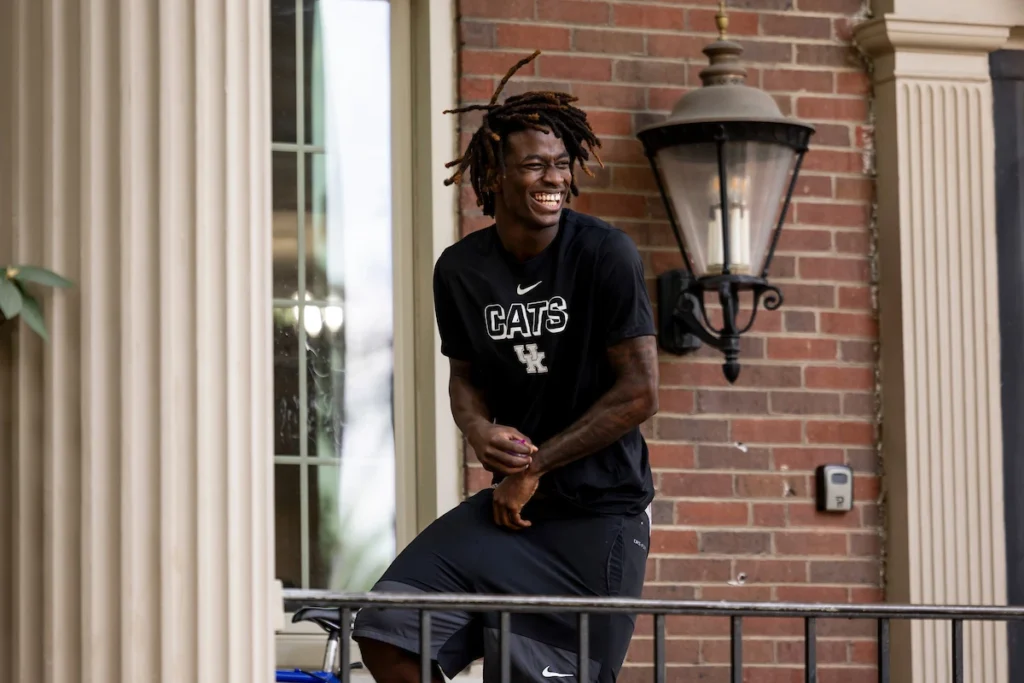 Denzel Aberdeen and the Kentucky Basketball team volunteer at the Lexington Rescue Mission - Photo by Chet White, UK Athletics