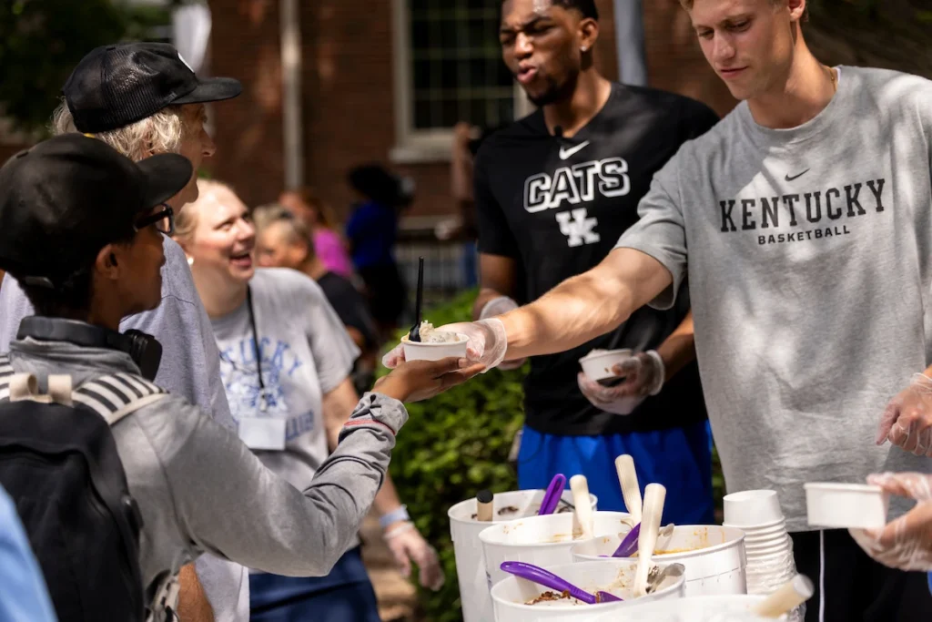 Mo Dioubate, Collin Chandler, and the Kentucky Basketball team volunteer at the Lexington Rescue Mission - Photo by Chet White, UK Athletics