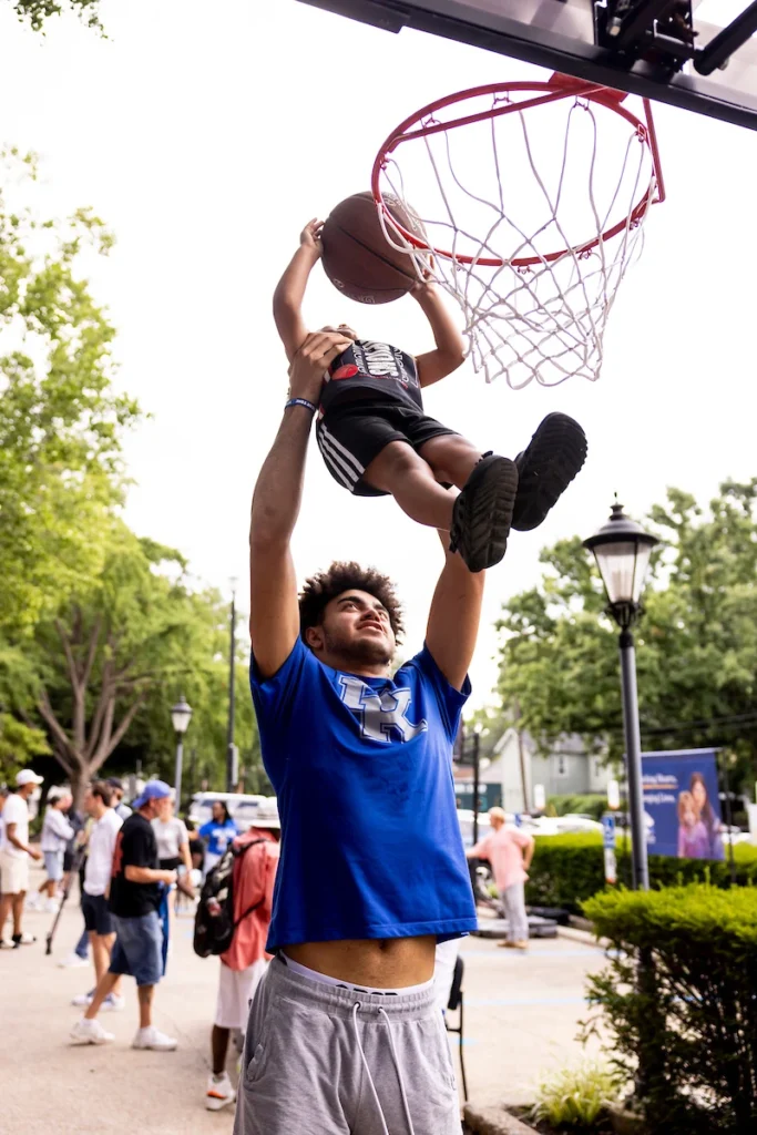 Malachi Moreno and the Kentucky Basketball team volunteer at the Lexington Rescue Mission - Photo by Chet White, UK Athletics