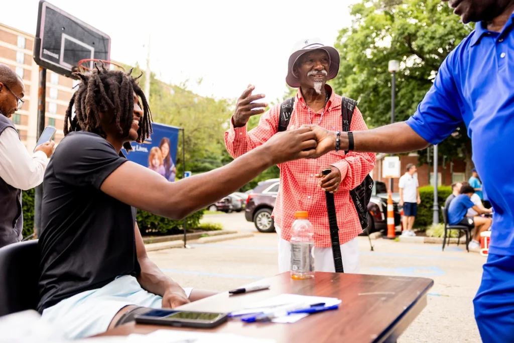 Jayden Quaintance and the Kentucky Basketball team volunteer at the Lexington Rescue Mission - Photo by Chet White, UK Athletics
