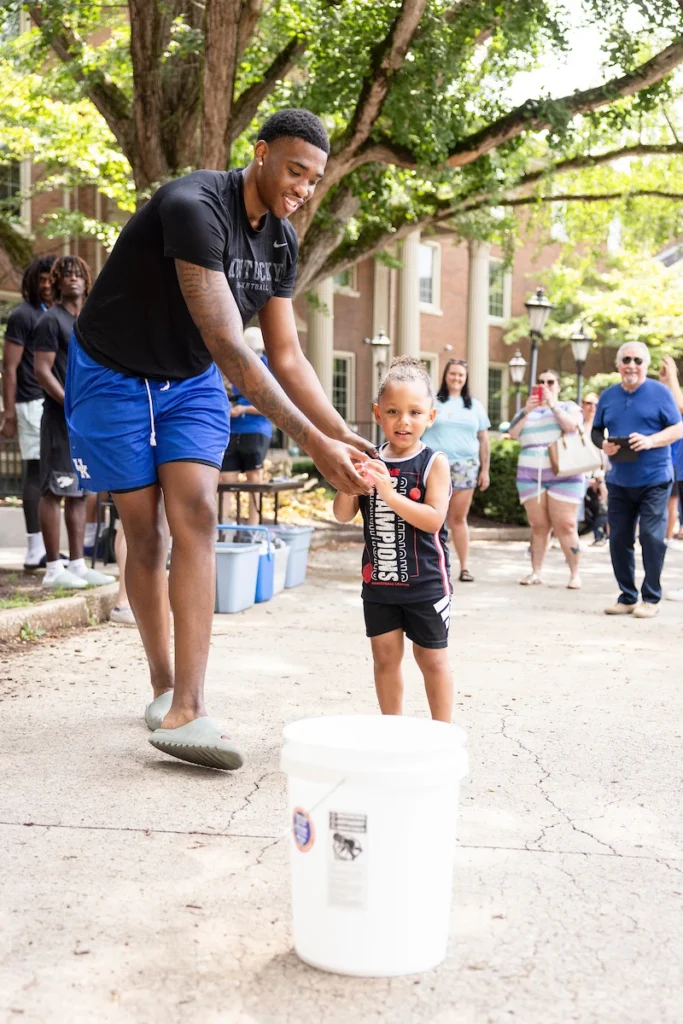 Brandon Garrison and the Kentucky Basketball team volunteer at the Lexington Rescue Mission - Photo by Chet White, UK Athletics