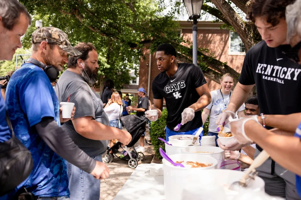 Mo Dioubate and the Kentucky Basketball team volunteer at the Lexington Rescue Mission - Photo by Chet White, UK Athletics