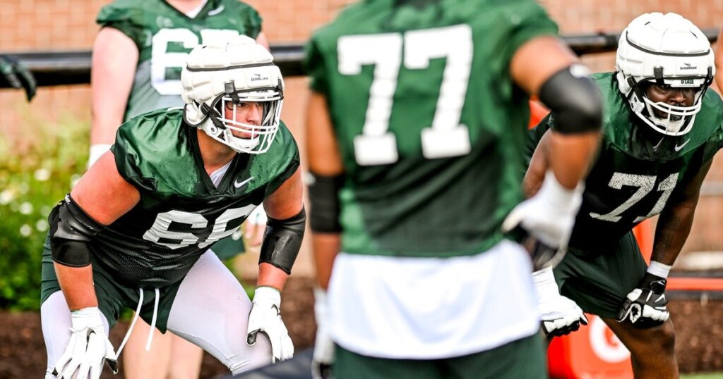 Michigan State's Gavin Broscious, left, and Kristian Phillips run an offensive line drill during the first day of football camp on Tuesday, July 30, 2024, in East Lansing. (© Nick King/Lansing State Journal / USA TODAY NETWORK)