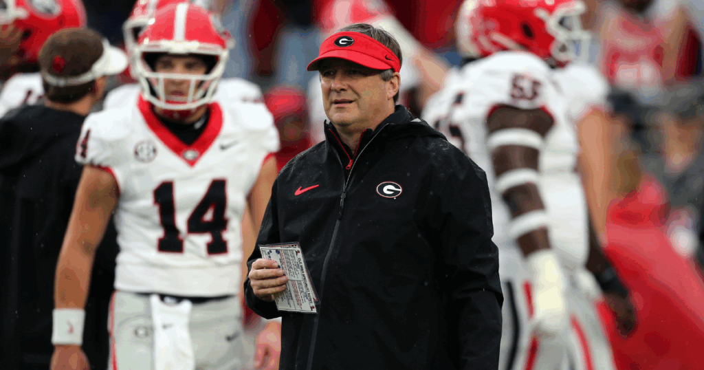 9 de novembro de 2024; Oxford, Mississippi, Estados Unidos; O técnico do Georgia Bulldog, Kirby Smart Mississippi, estava monitorando o estádio Woot-Hemingway contra os rebeldes enquanto jogava antes de jogar. Crédito obrigatório: imagens Petre Thomas-em Amagan