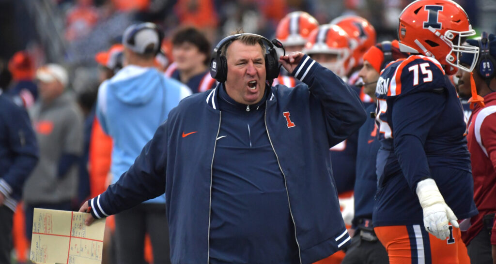 16 de novembro de 2024; Campeão, Illinois, Estados Unidos; Lilinois, a luta pelo treinador principal de Illinie, Brett Bilma, no segundo tempo, contra o Michigan State Spartans no Memorial Stadium. Crédito obrigatório: imagens de Ron Johnson-em Amagan