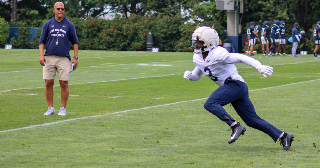 O técnico da Penn State, James Franklin, vê o receptor COBBY Howard durante uma broca. (Pike/BWI)