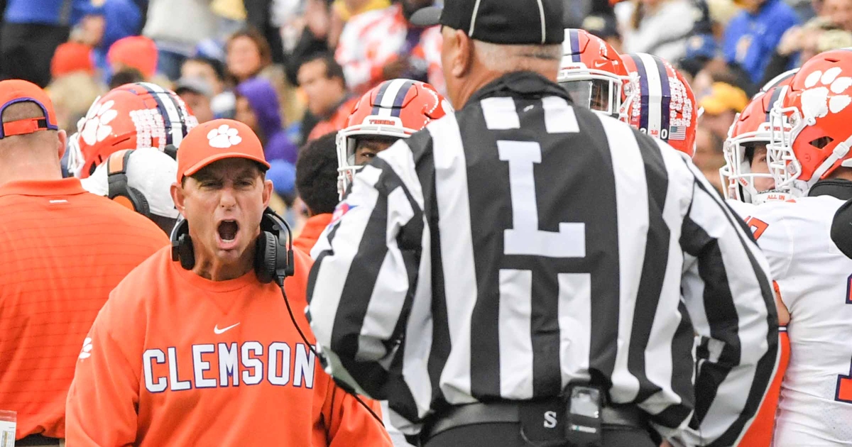 Dabo Swinney dobla la frustración con la regla de orientación en el fútbol universitario