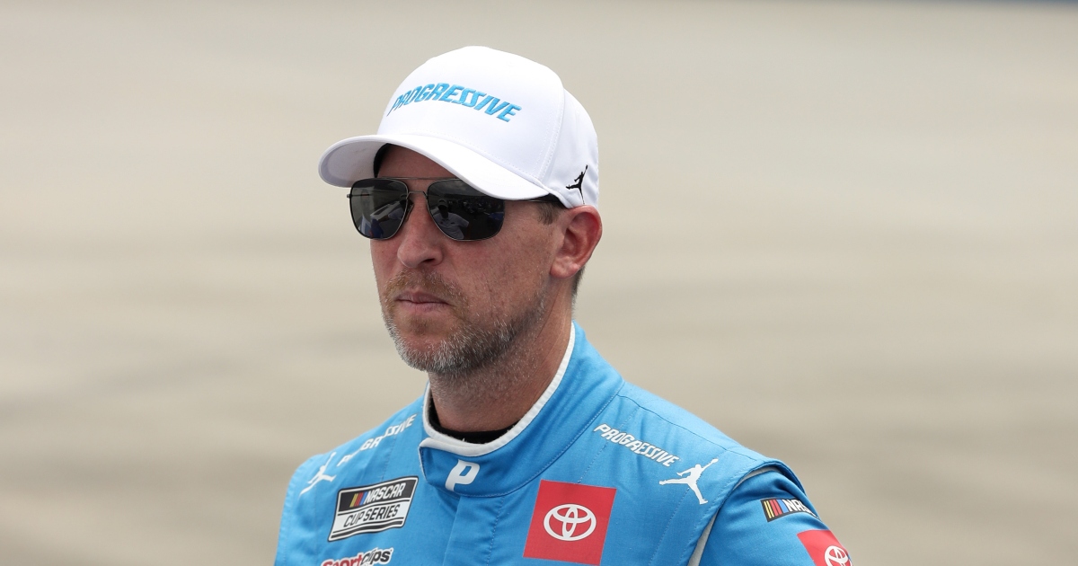 Denny Hamlin golpea el tapia en Daytona, cojea en la pista mientras discute con el jerarca de la tripulación Chris Gayle