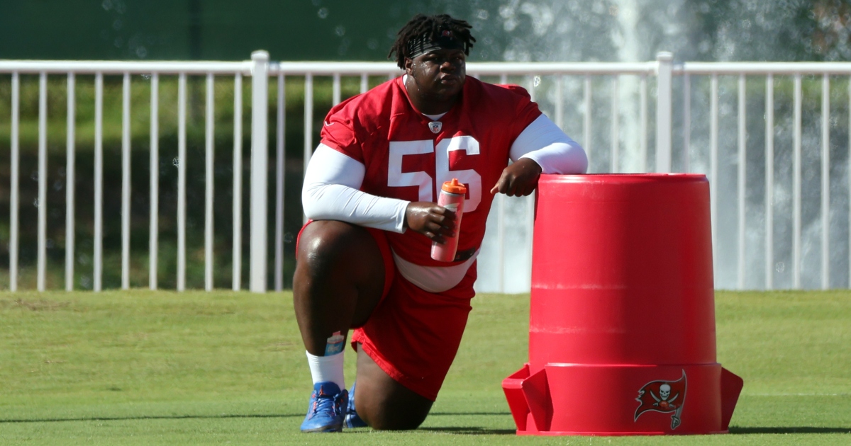 Buccaneers renunciando a el novato de 450 libras Desmond Watson posteriormente de no perder peso