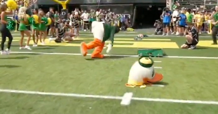 WATCH: Oregon mascot loses Duck head while running onto the field