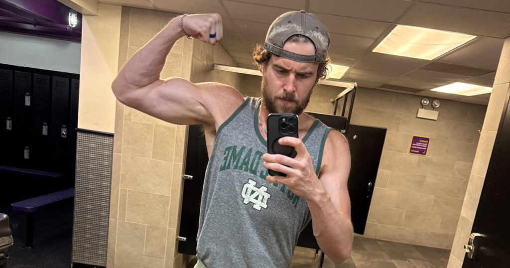 Former Notre Dame offensive lineman Trevor Ruhland flexing