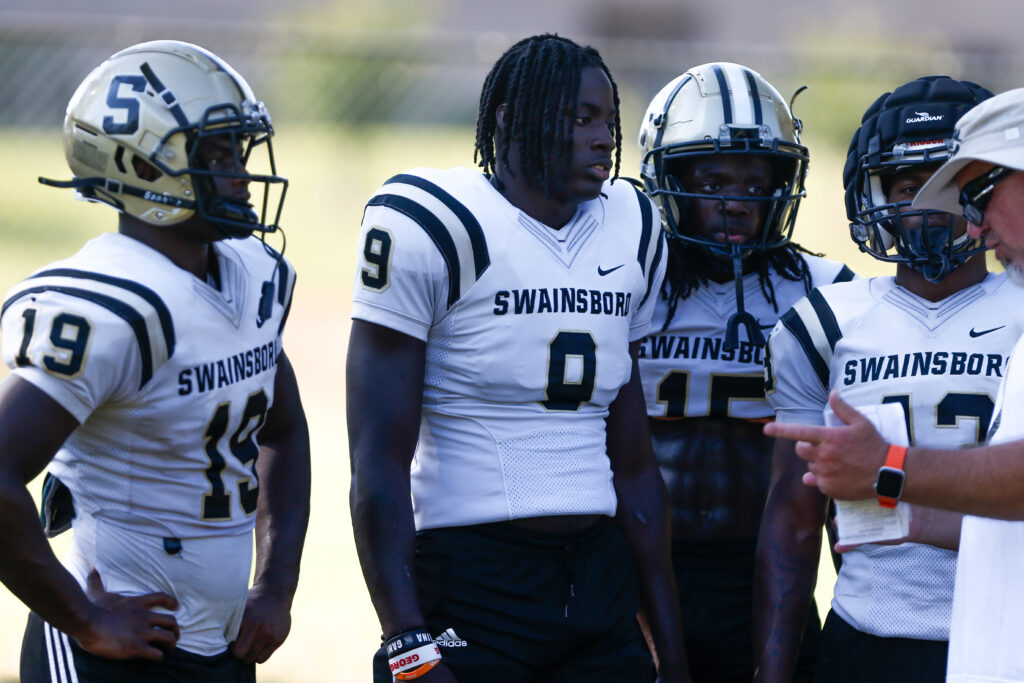 Ja'Bios Smith meets with teammates and coaches. (Photo from Lance McCurley of UGASports.com)