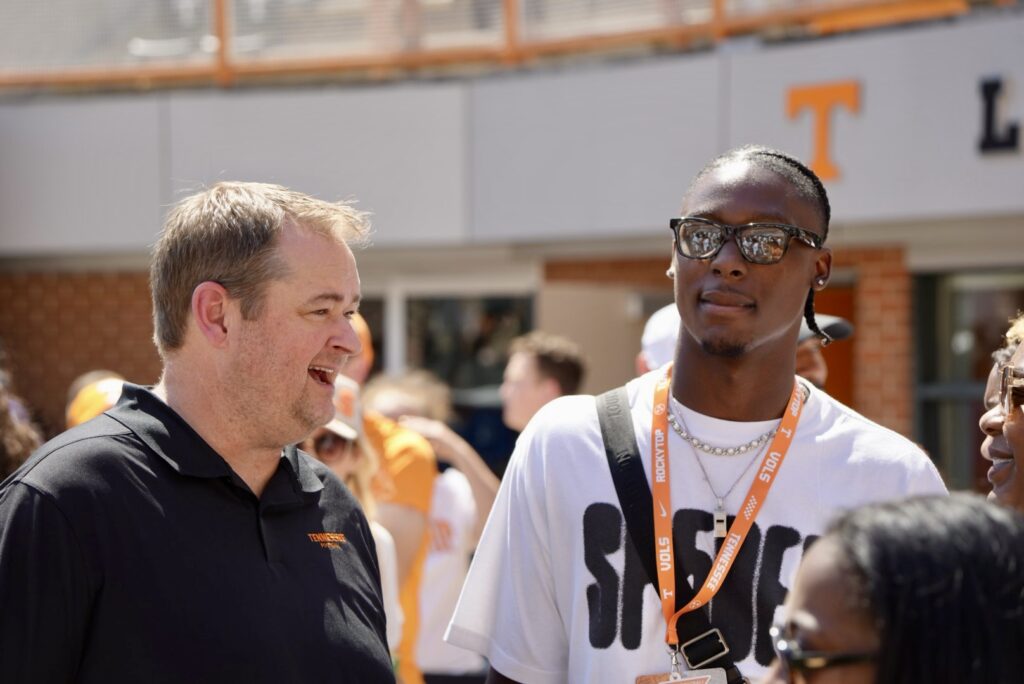 Josh Heupel spends time with 5-star QB Faizon Brandon in pre-game