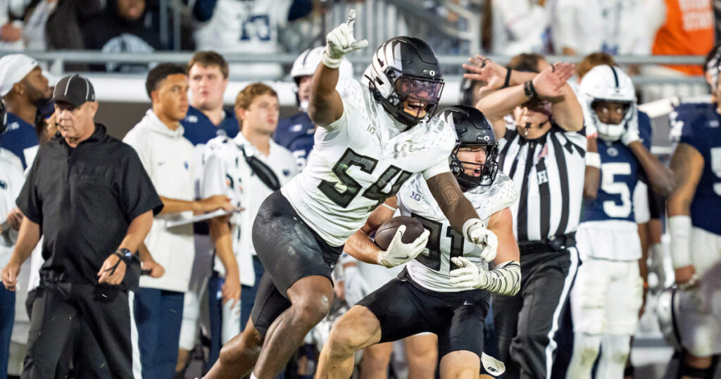 Oregon defensive back Dillon Thieneman, right, grabs the game-winning interception as Oregon inside linebacker Jerry Mixon celebrates as the Oregon Ducks face the Penn State Nittany Lions on Sept. 27, 2025, at Beaver Stadium in University Park, Pennsylvania. (Ben Lonergan/The Register-Guard / USA TODAY NETWORK via Imagn Images)