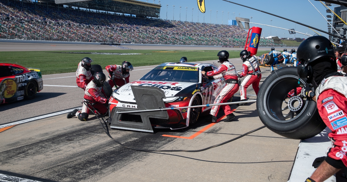 Denny Hamlin gives props to replacement pit crew despite crushing late stop at Kansas