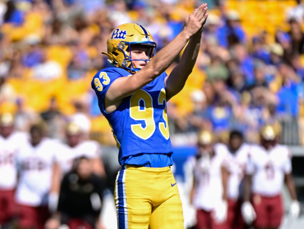 Pitt kicker Trey Butkowski readies for a field goal attempt. Oct. 4, 2025 - Ed Thompson / PSN
