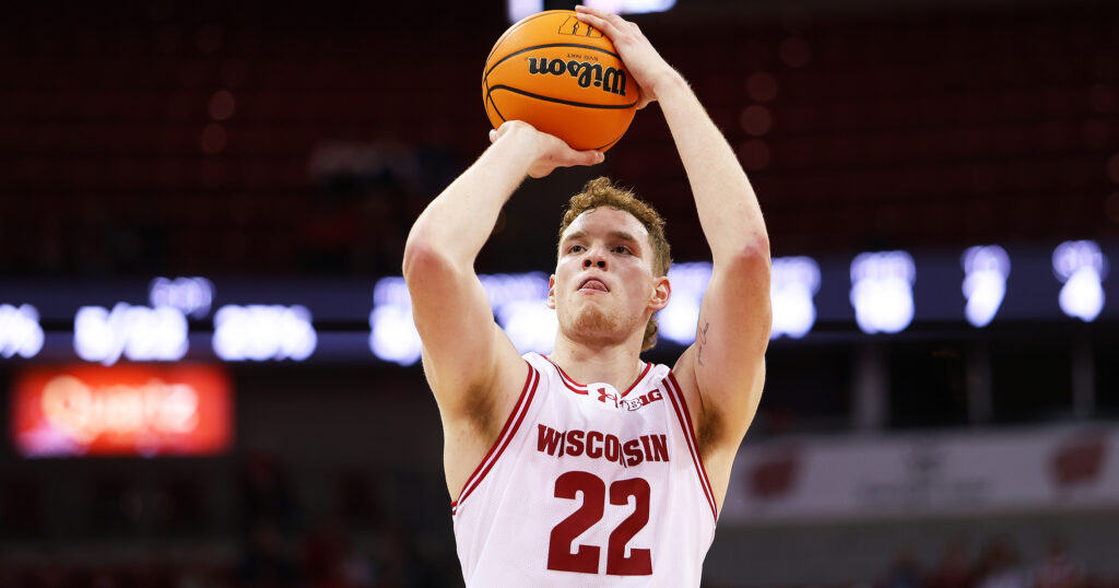 Red Defeats White 46-44 in Wisconsin's Red-White Scrimmage