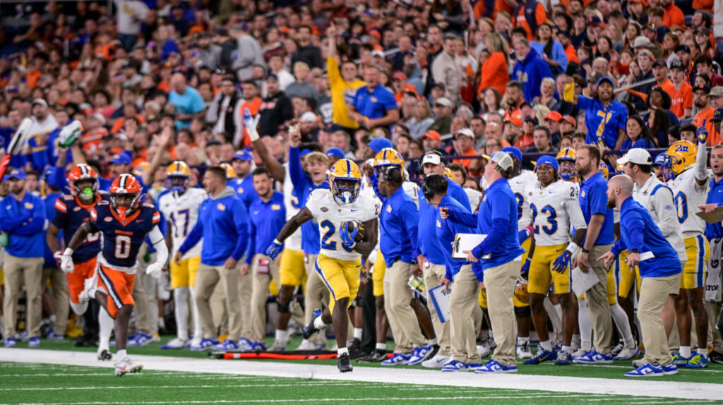 Running back Ja'Kyrian Turner sprints down the sideline against Syracuse. Oct. 18, 2025 - Ed Thompson / PSN